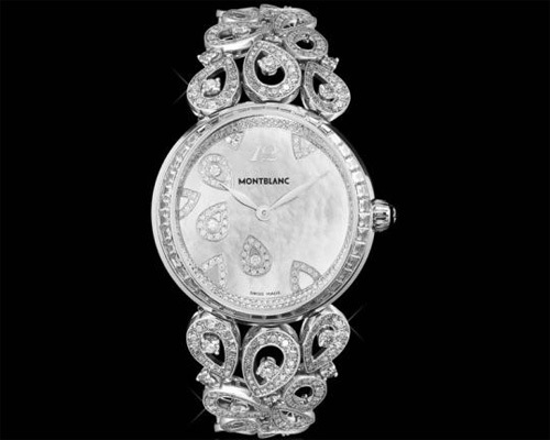 Đồng hồ Montblanc Petales de Rose Motif làm từ vàng trắng và có đính kim cương, đường kính 34 mm và dày 10 mm. Mặt sau đồng hồ có khắc chữ Princess Grace lồng vào nhau. Chiếc đồng hồ này trị giá 241.200 USD.